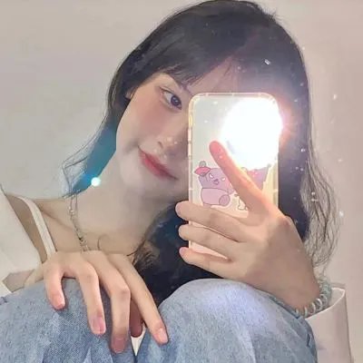 黑白照片的少女